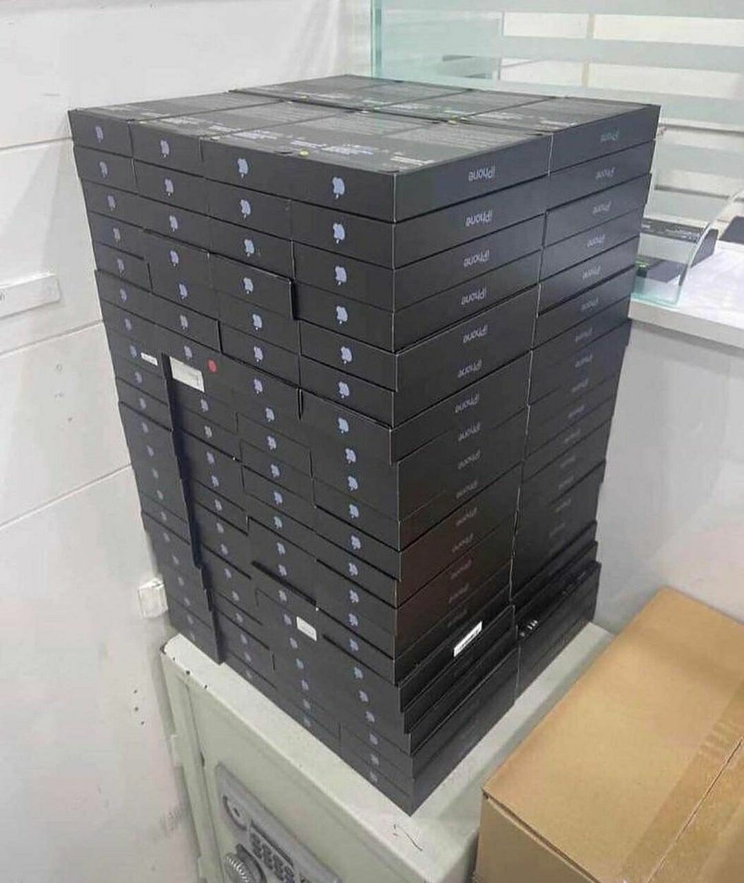 Buy iPhone liquidation pallets - Image 9